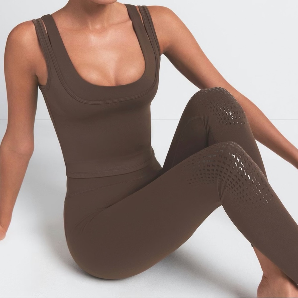 NikeSKIMS Matte Knee Grip Leggings